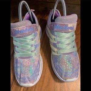 Skechers girl cooled foam sneakers.   Inv 5113